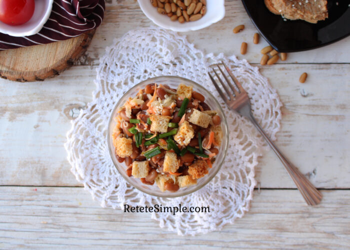 salata cu fasole si crutoane este gata