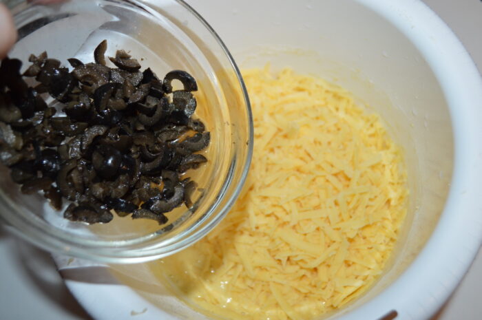 Taiati marunt maslinele negre