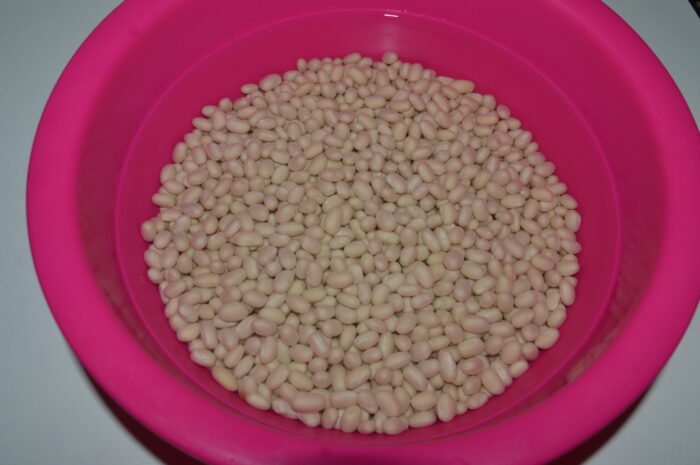 Puneti fasolea in apa rece