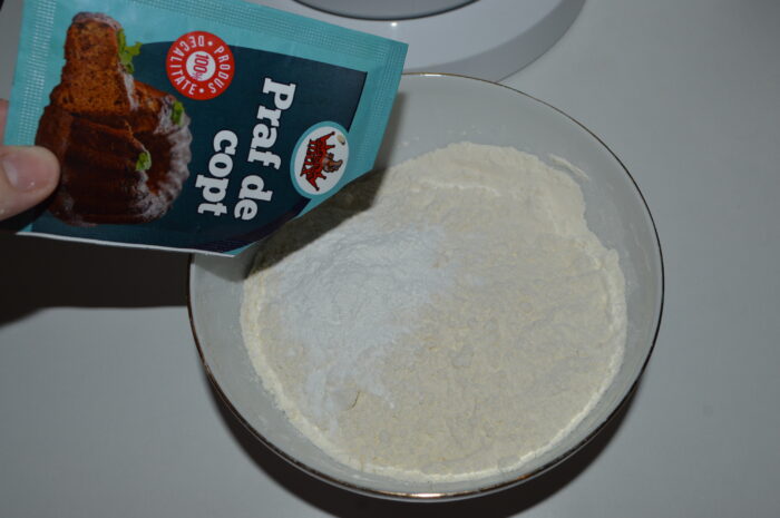amestecati faina cu praful de copt