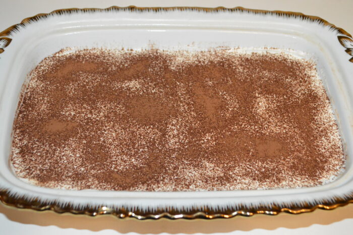 Acoperiti tortul cu folie alimentara