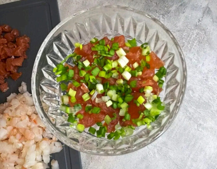 Primul strat de salata va fi pestele afumat