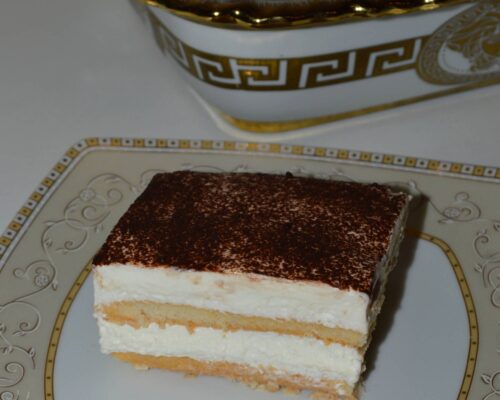 Tortul cu piscoturi si crema de frisca este gata