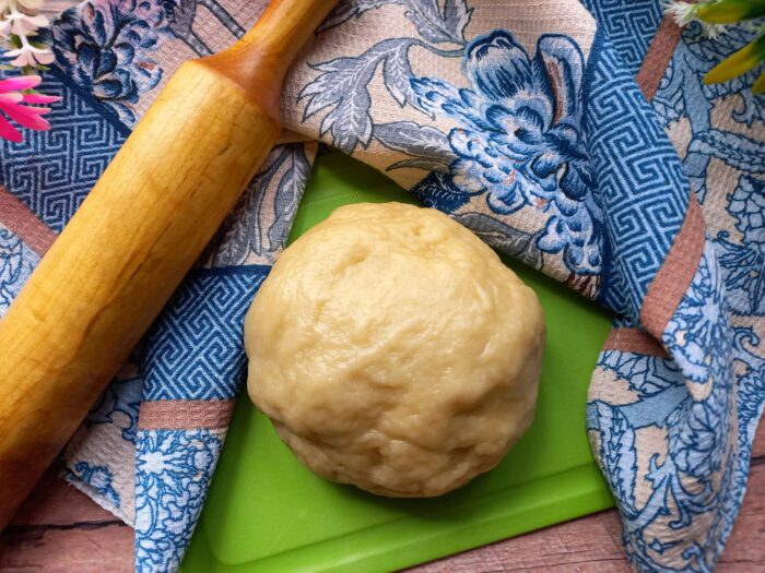 Formati o bila si lasati aluatul sa se odihneasc