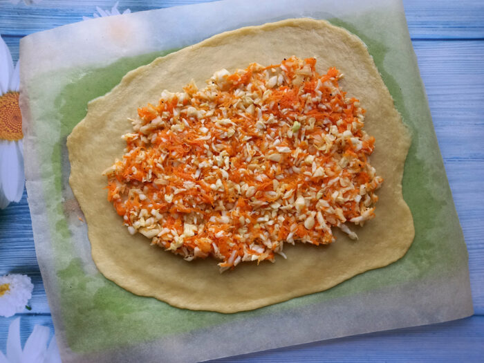 Se intinde toata umplutura de varza peste ea