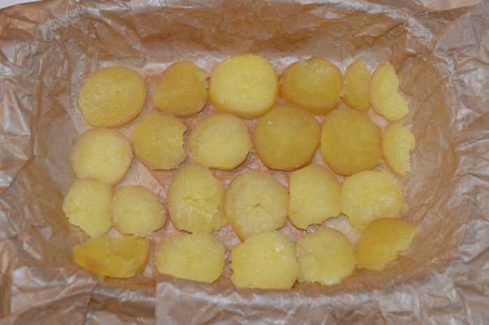 Taiati cartofii fierti in rondele