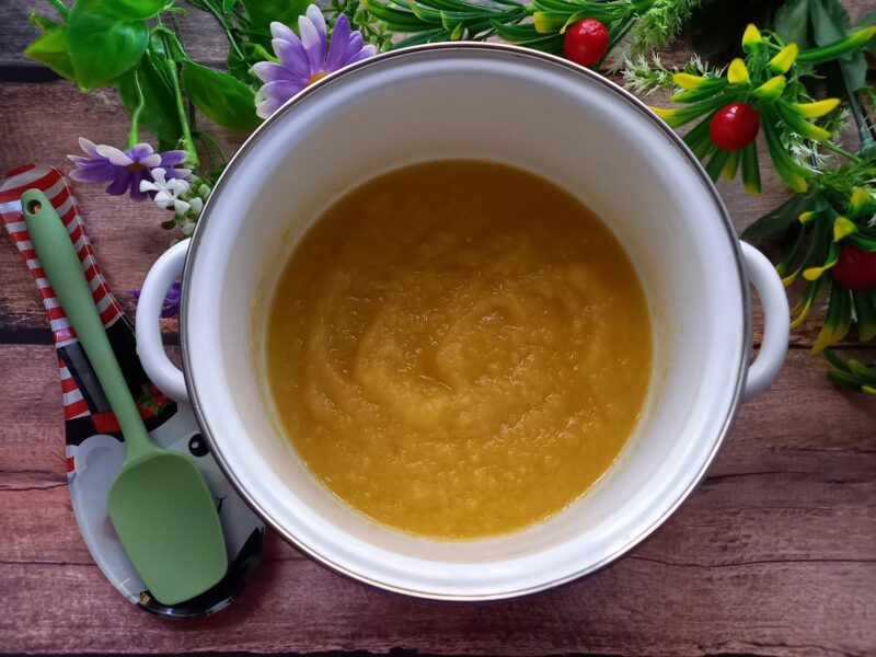 transformati amestecul de fructe intr-un piure