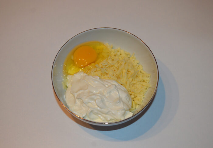 radeti cascavalul pe o razatoare