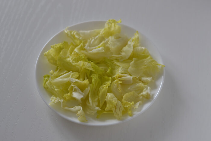 Spalati si uscati frunzele de salata