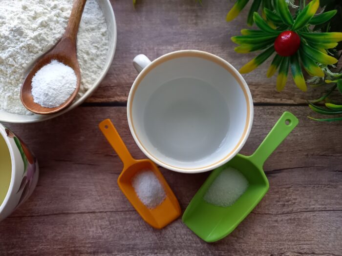 amestecati zaharul si sarea