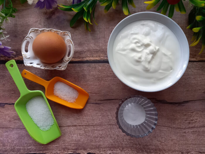 Amestecati smantana cu bicarbonatul de sodiu