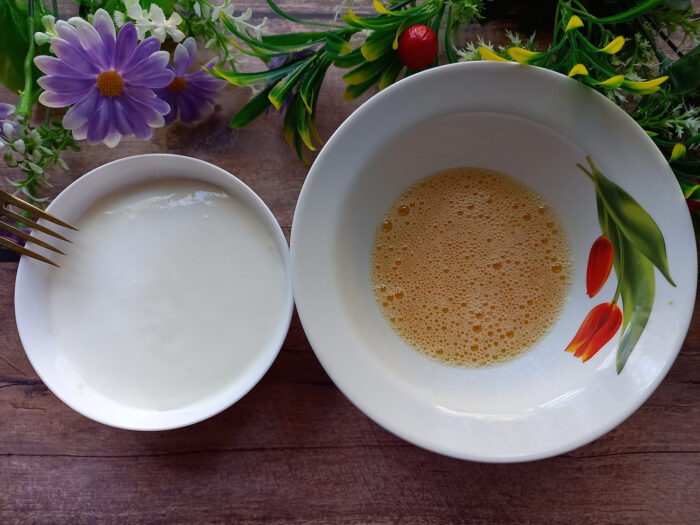 Turnati oul intr-un castron si bateti-l bine