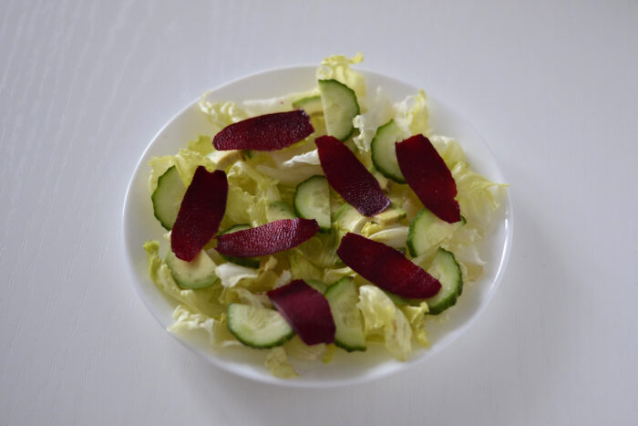 Taiati castravetii in semicercuri