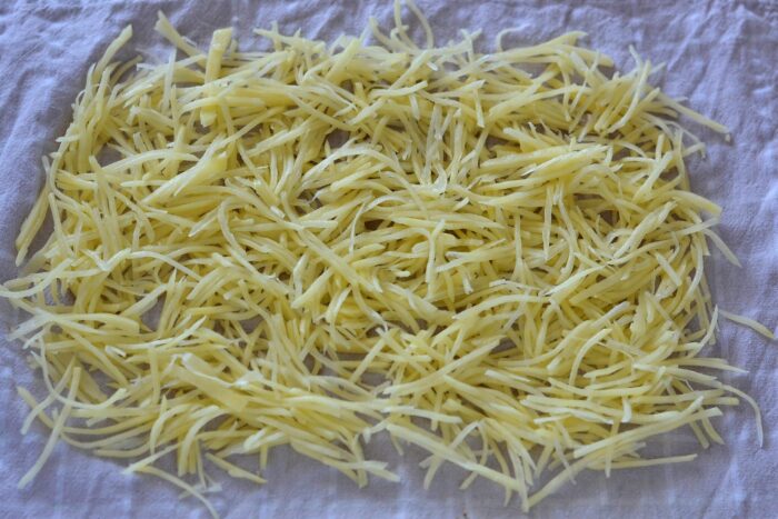 puneti cartofii pe un prosop