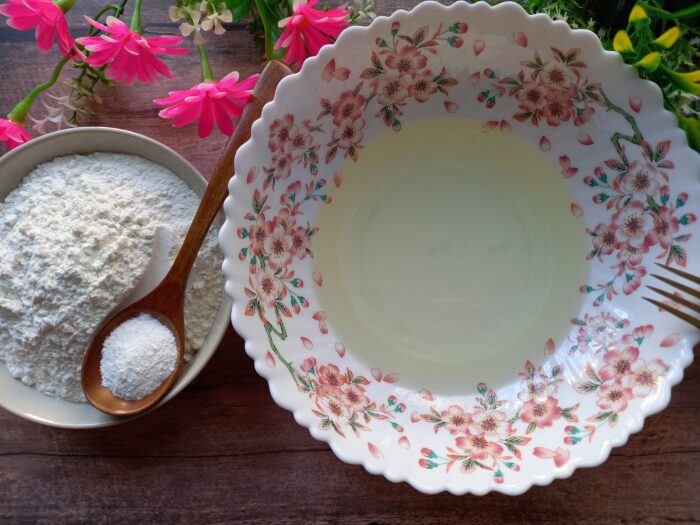 Amestecati faina cu praful de copt