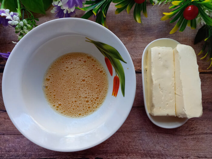 Adaugati margarina moale la amestecul de oua