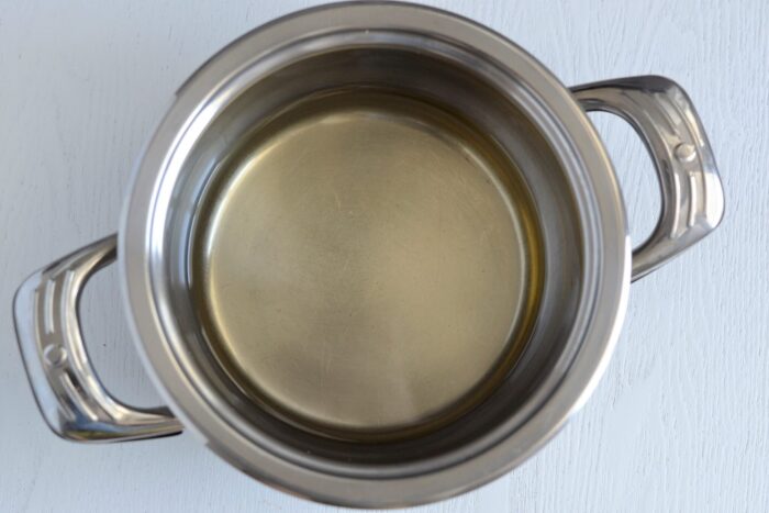 Se toarna ulei vegetal