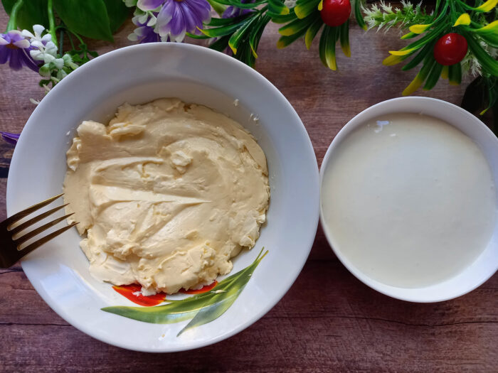 Amestecati amestecul de ou-margarina