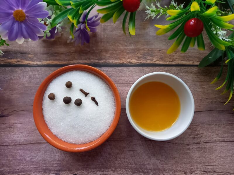 Amestecati sucul de portocale cu zaharul