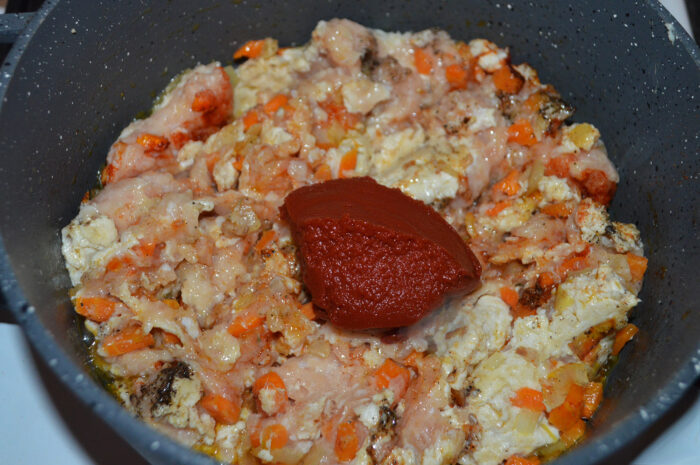 Adaugati pasta de tomate