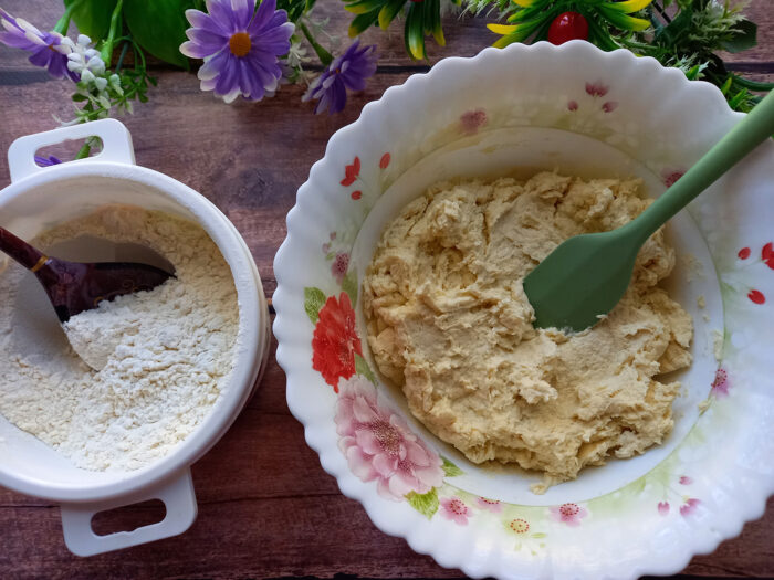 adaugati o cantitate mica de faina folosind o spatula
