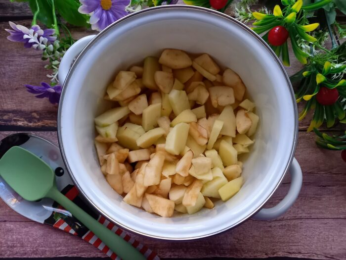 aduceti continutul cratitei la fierbere.