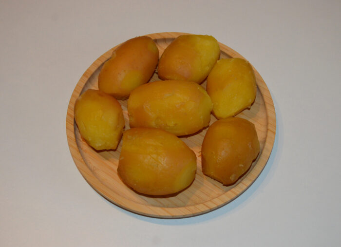 Fierbeti cartofii cu coaja