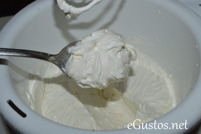 Crema de frisca cu vanilie pentru prajituri si torturi