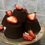 Desert cu capsuni si banane glazurat cu ciocolata