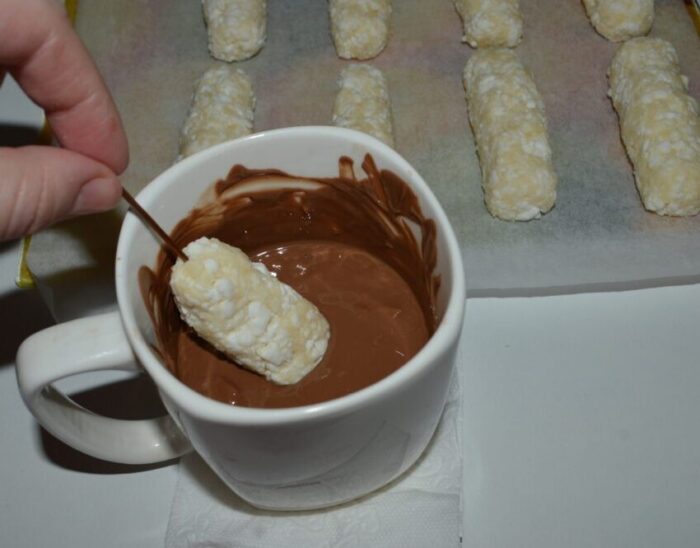 infigeti o tepusa de lemn sau o scobitoare in branzica