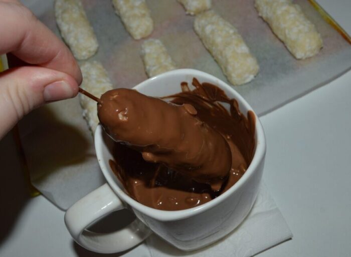 Rotiti-o astfel incat branzica sa se acopere cu ciocolata