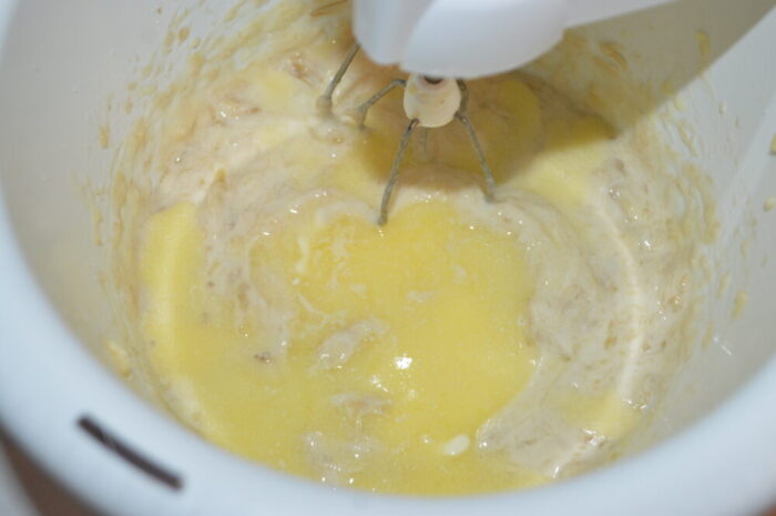 Topiti untul si adaugati-l in castron