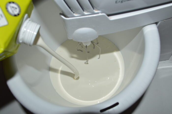 Turnati intr-un castron frisca