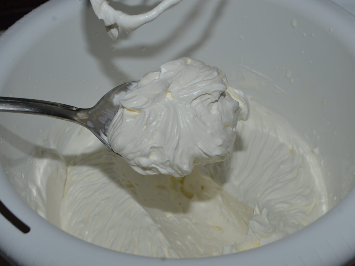 Crema de frisca cu vanilie pentru prajituri si torturi poza