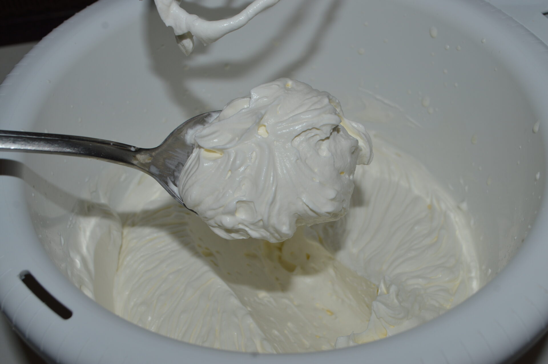 Crema de frisca cu vanilie pentru prajituri si torturi poza