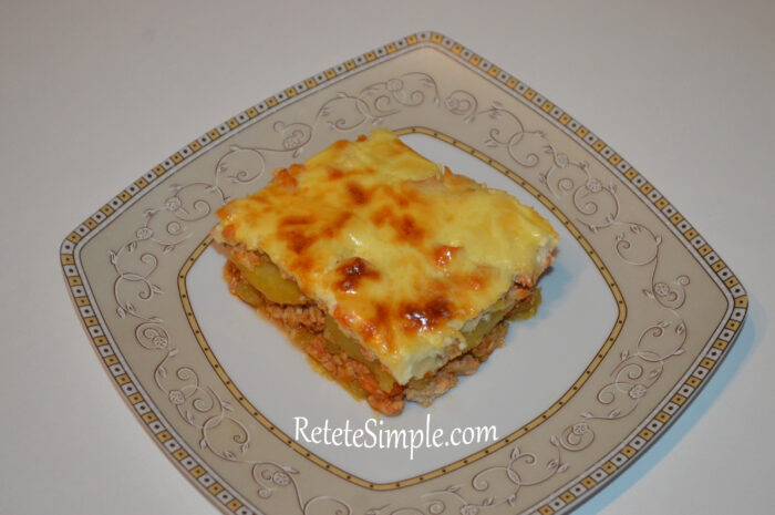 Taiati musacaua de cartofi si savurati