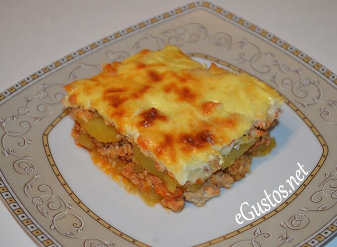 Musaca de cartofi cu carne tocata poza