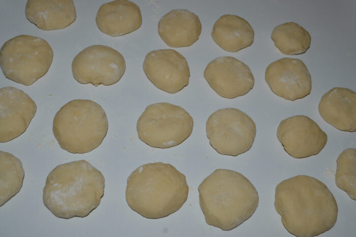 formati din fiecare bucata de aluat cite o bila