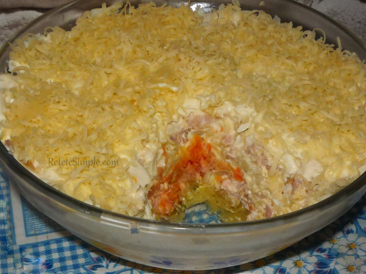 Salata de pui, cartofi si morcov cu cascaval poza