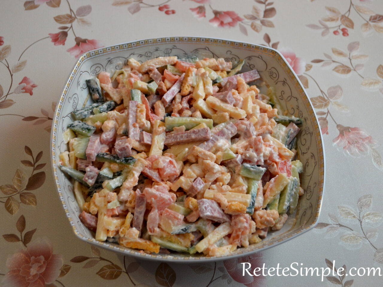 Salata cu pesmeti, cascaval si castraveti poza