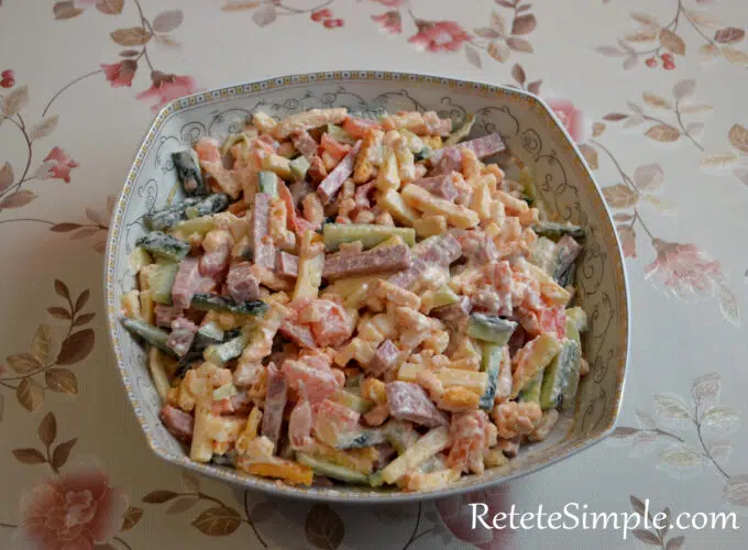 Salata cu pesmeti, cascaval si castraveti