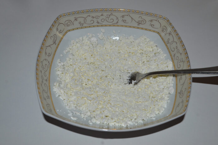 Pasati branza de vaci cu o furculita