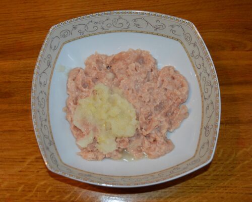 La carnea tocata adaugati ceapa si usturoiul