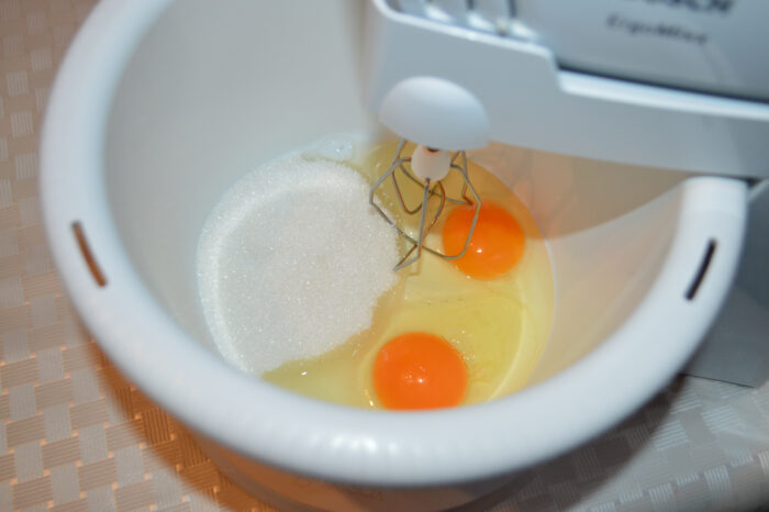 Adaugati ouale cu zaharul