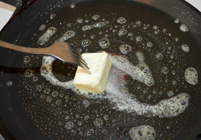 ungeti o tigaie cu unt