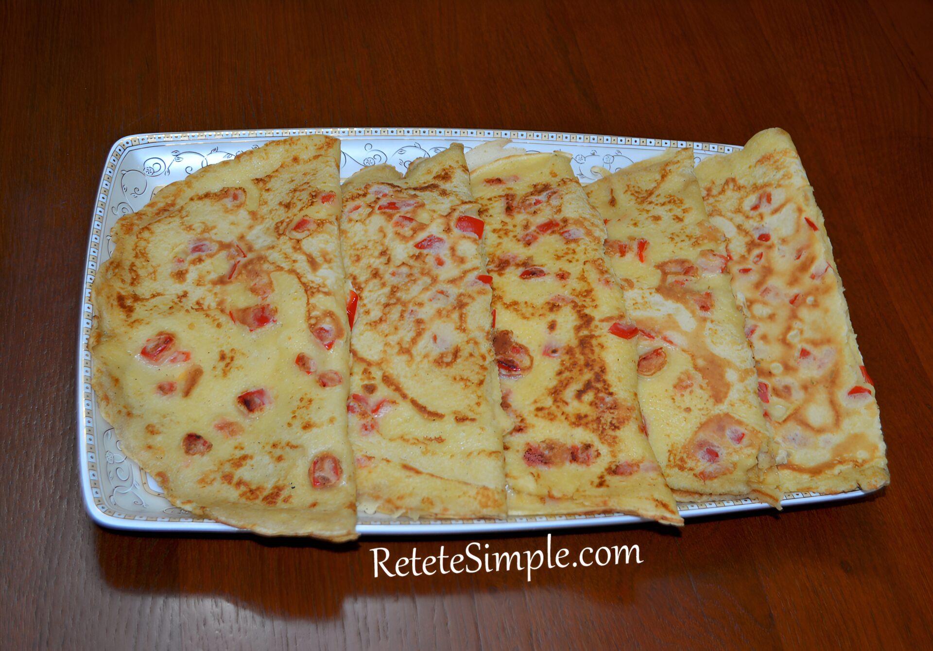 Clatite aperitiv cu ardei si cascaval