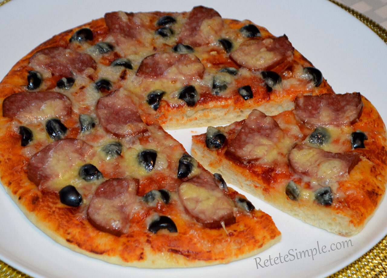 Pizza rapida cu salam, cascaval si masline poza