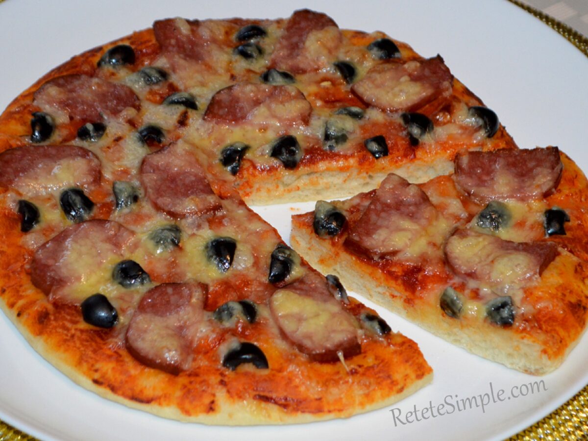 Pizza rapida cu salam, cascaval si masline poza