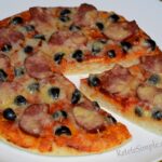 Pizza rapida cu salam, cascaval si masline