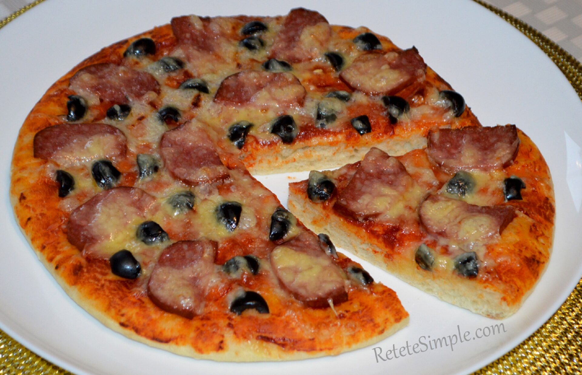 Pizza rapida cu salam, cascaval si masline poza